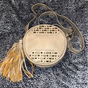 Tan round shape shoulder bad.